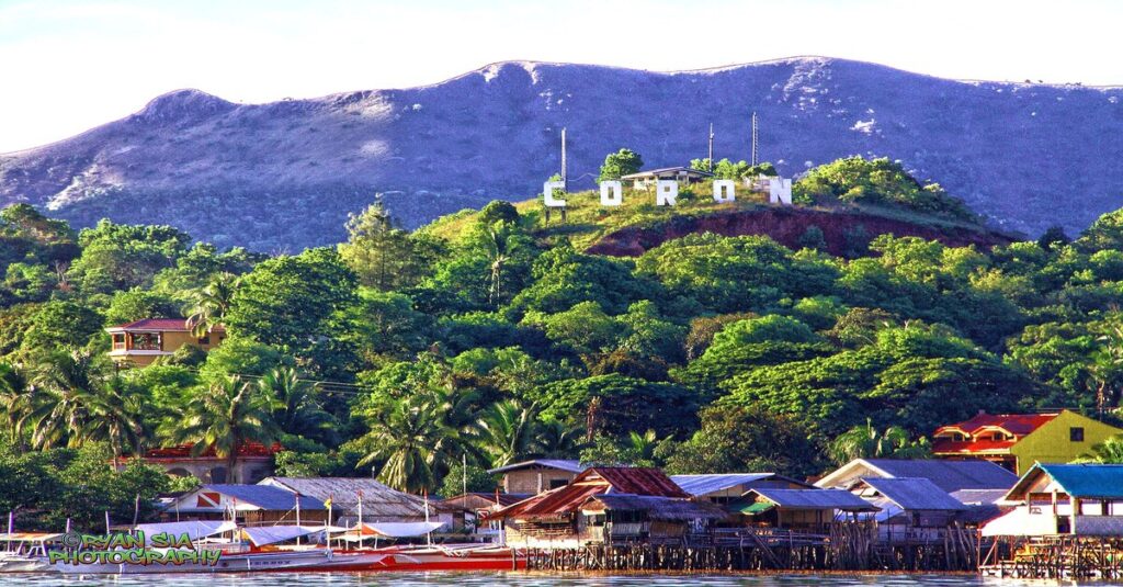 Barcas y cabañas características de Filipinas en Coro