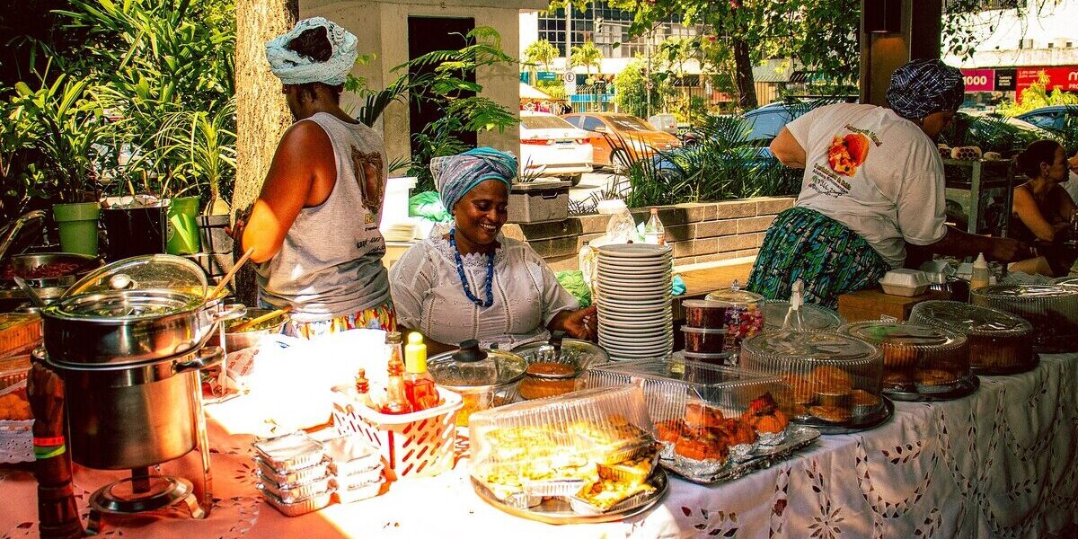 Baianas preparando acarajés en Brasil