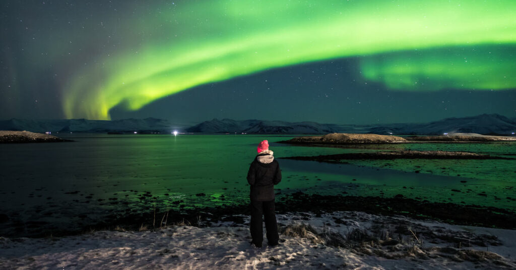 La espera para contemplar auroras boreales en Islandia