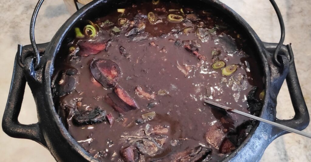 Cazuela de feijoada, uno de los platos más emblemáticos de Brasil