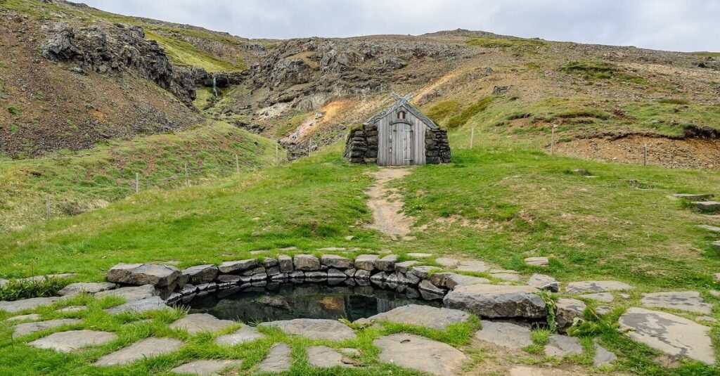 Gudrunarlaug, una réplica con forma de pozo vikingo