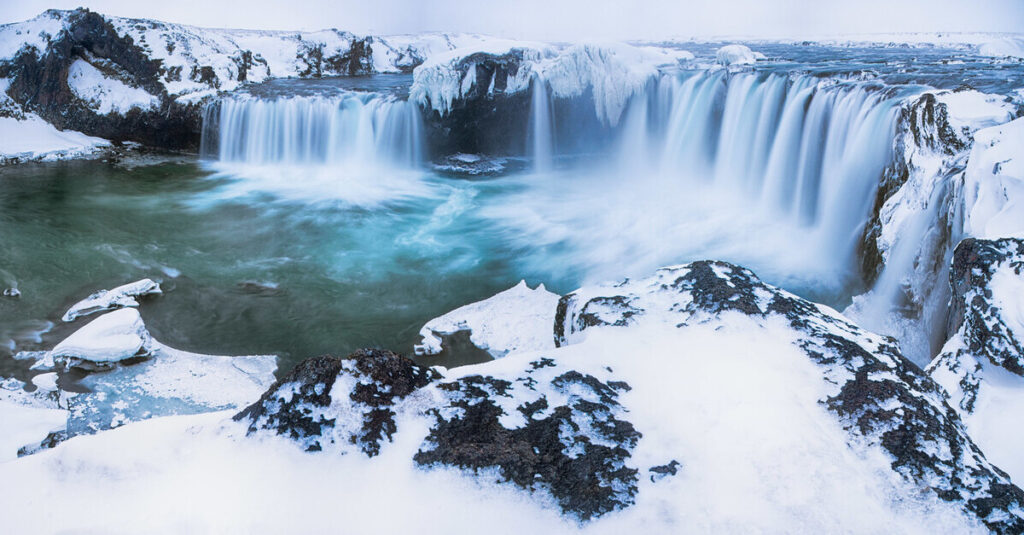 Cascada Goðafoss durante el invierno islandés