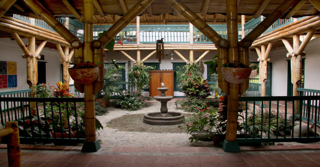 Patio interior de un alojamiento en el Eje Cafetero de Colombia