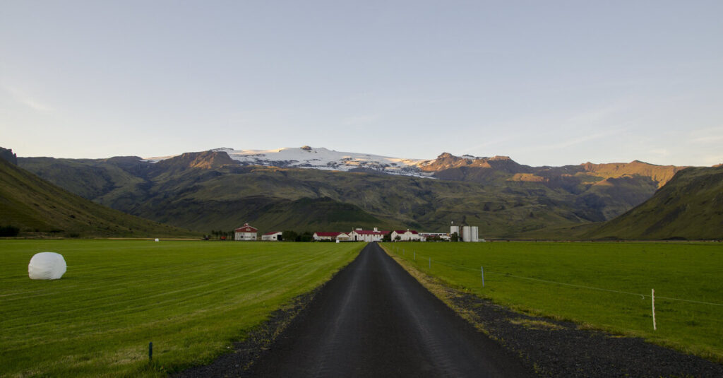 Carretera que conduce a una granja en Islandia