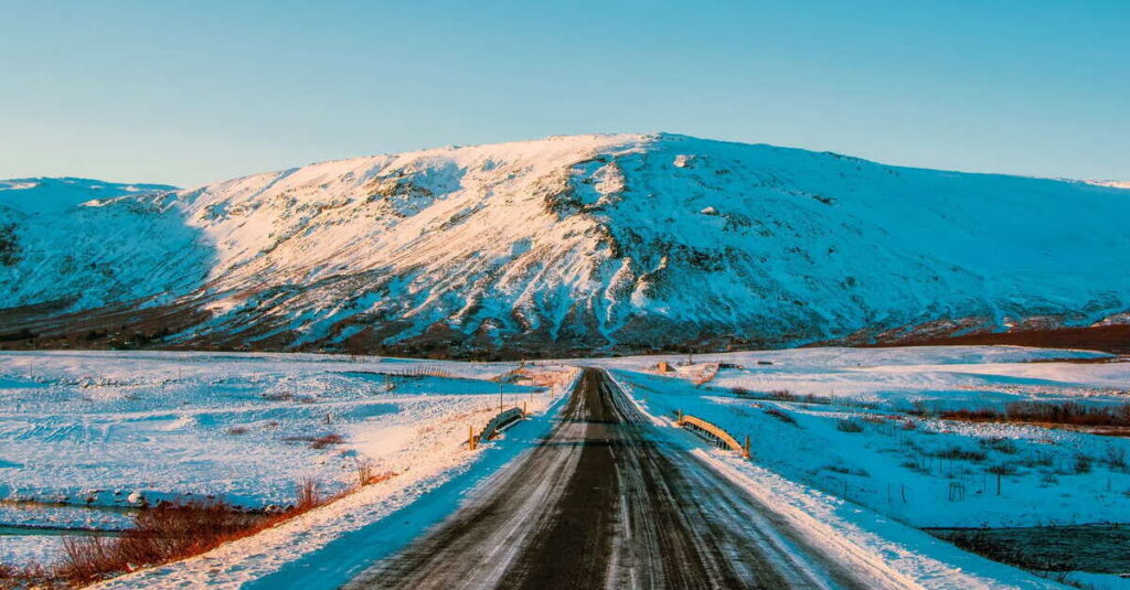 Una carretera de Islandia teñida de blanco durante el invierno