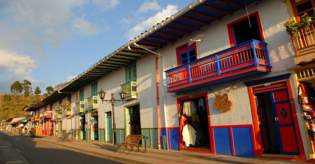 Casas coloridas en una localidad del Eje Cafetero