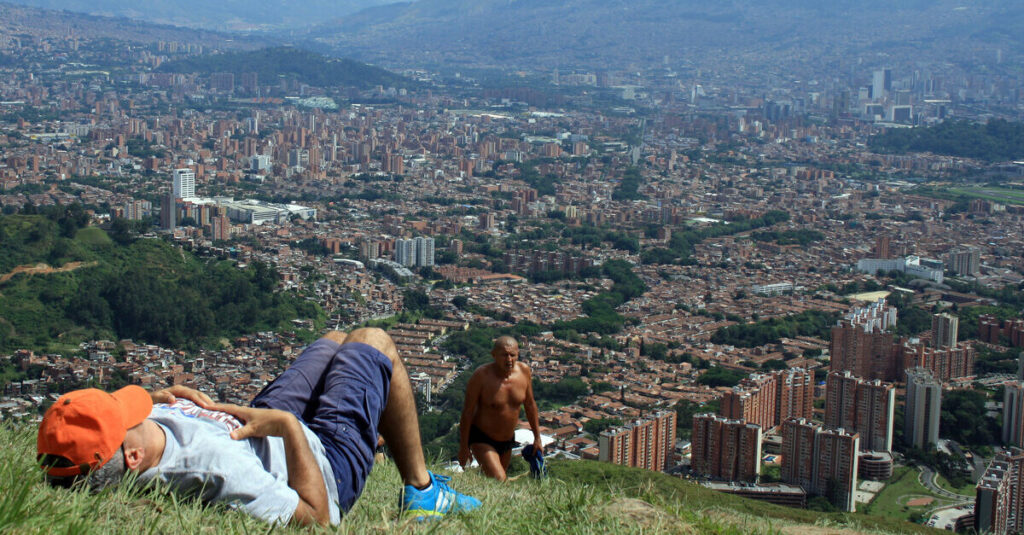 Medellín, vista desde el Cerro de las Tres Cruces, uno de los mejores parques de la ciudad