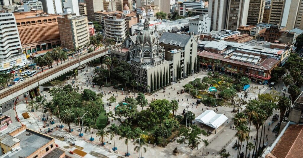 Vista aérea de la Plaza Botero, en el centro de Medellín