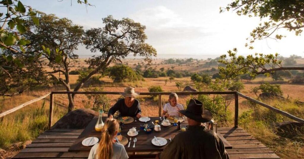 Las vistas desde la terraza de un lodge en Tanzania, donde los desayunos en familia alcanzan otro nivel
