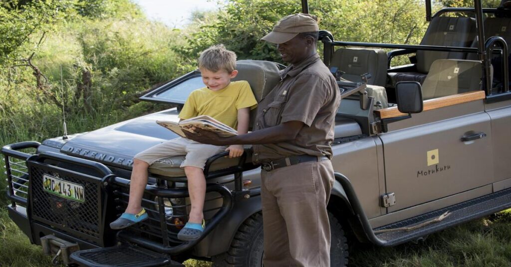 Los más pequeños aprenden junto a los guías durante los safaris por Tanzania