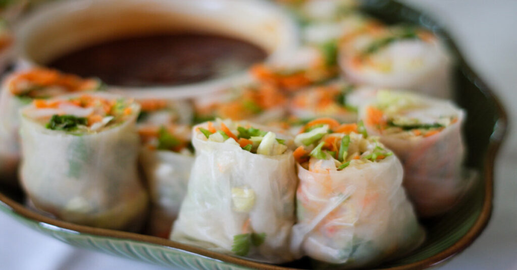 Plato de rollitos vietnamitas
