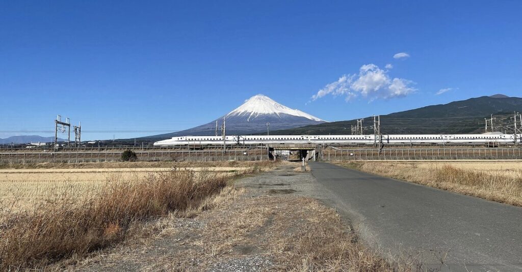 Un tren bala Shinkansen, con el Monte Fuji de fondo