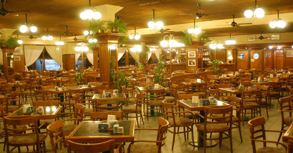 La Biela, un icónico bar notable de Buenos Aires por donde pasaron Borges y Cortázar