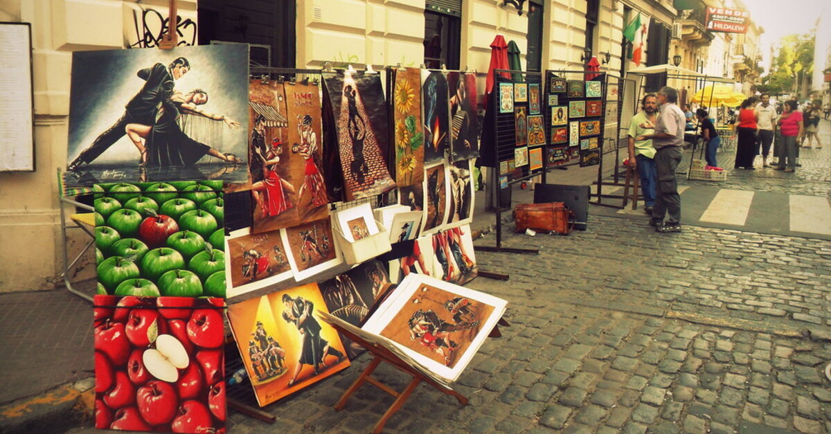 Mercadillo de arte en el barrio bonaerense de San Telmo