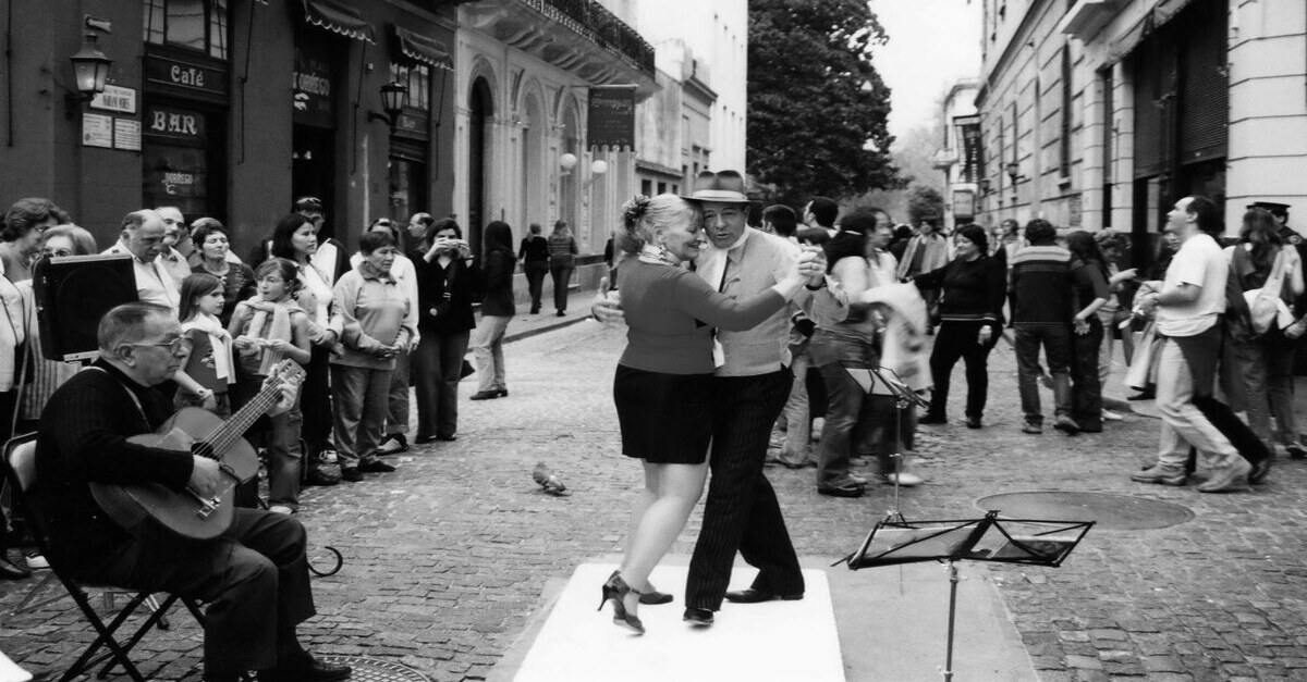 Una pareja bailando tango en plena calle