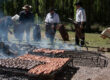 Un grupo alrededor de un asado argentino