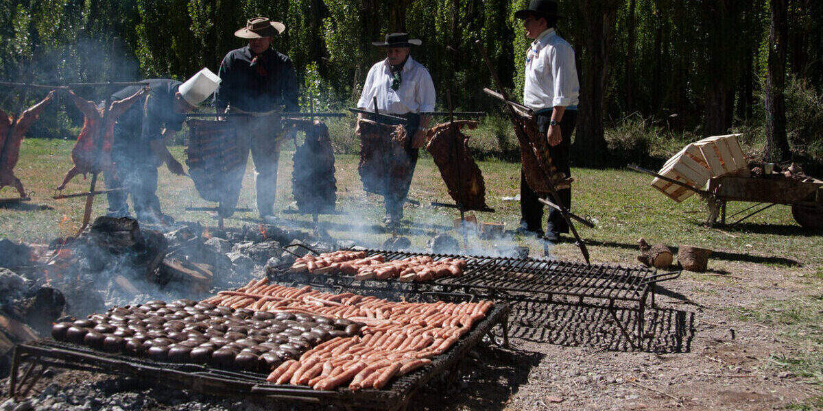 Un grupo alrededor de un asado argentino