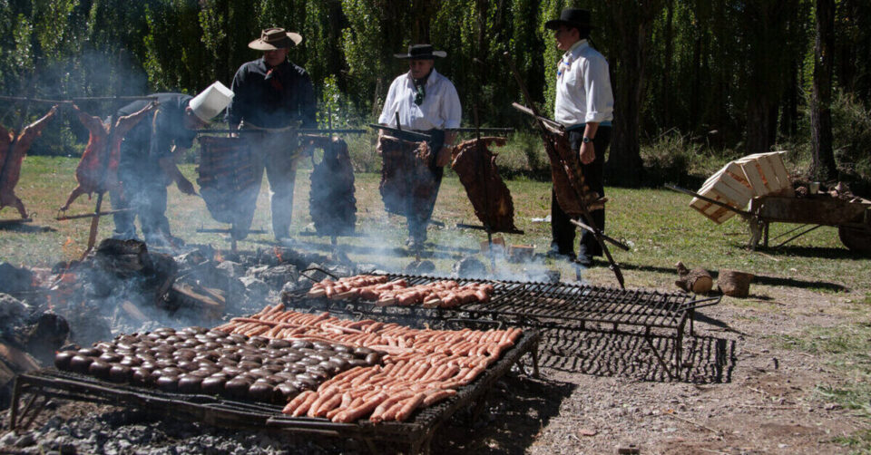 Un grupo alrededor de un asado argentino