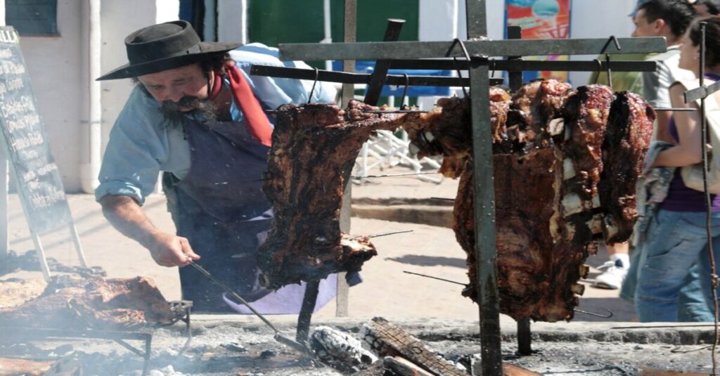 Un gaucho preparando un asado