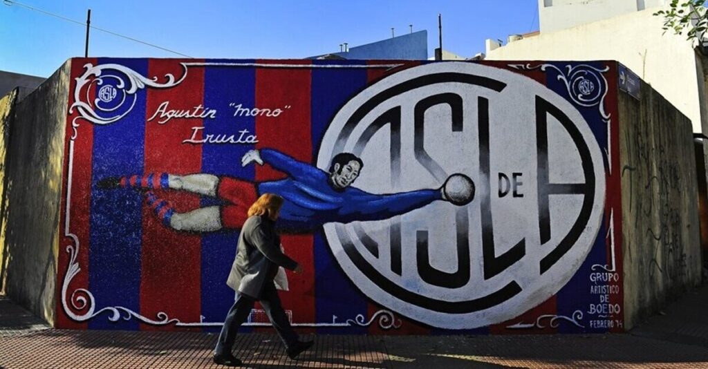 Mural dedicado a San Lorenzo en el barrio de Boedo