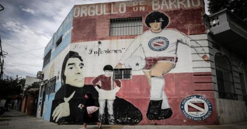Mural dedicado a Maradona en La Paternal