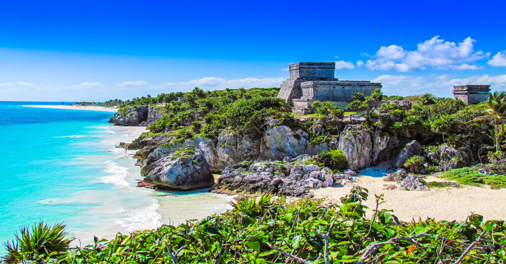 Zona arqueológica de Tulum, junto a playas