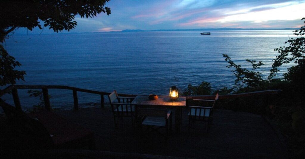 Atardecer desde el lago Tanganica, en Mahale