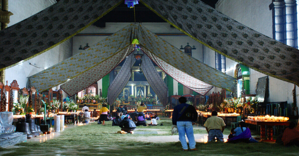 Ceremonia religiosa en una iglesia de San Juan de Chamula