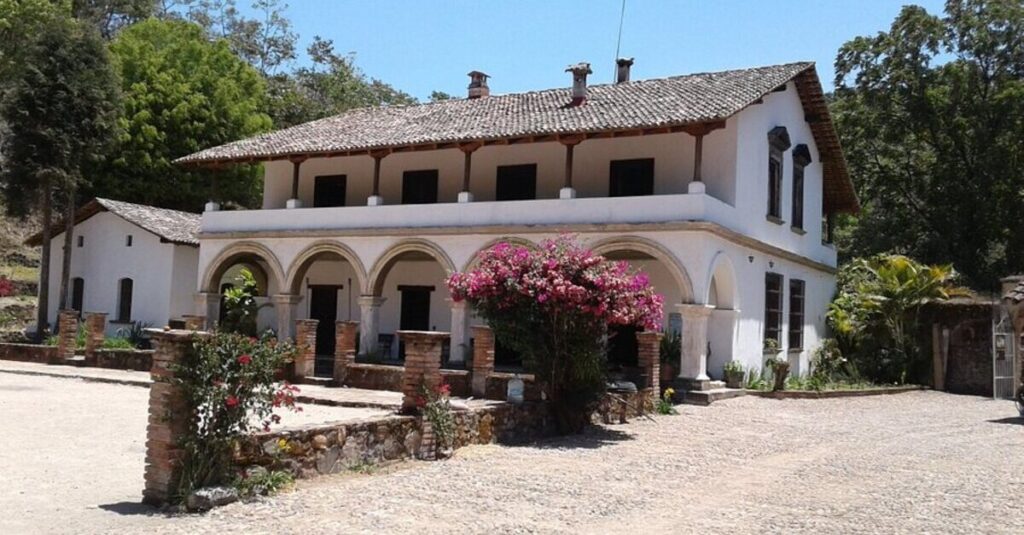 Fachada de una hacienda tradicional de Jalisco