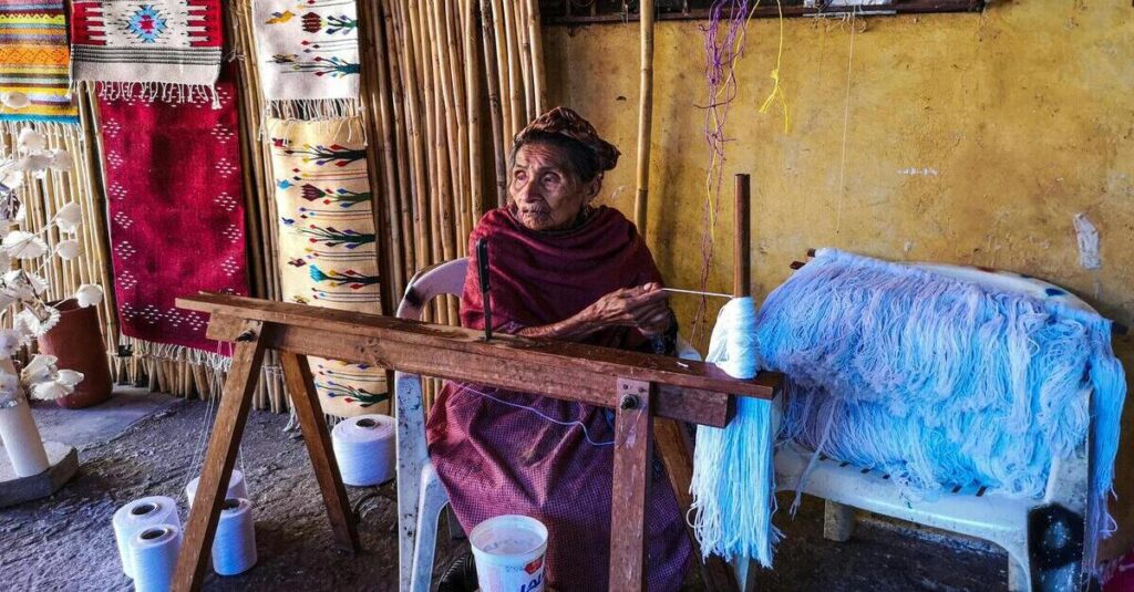 Una mujer trabaja con tejidos tradicionales de Oaxaca