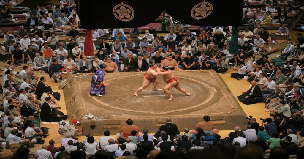 Un combate de sumo en Japón