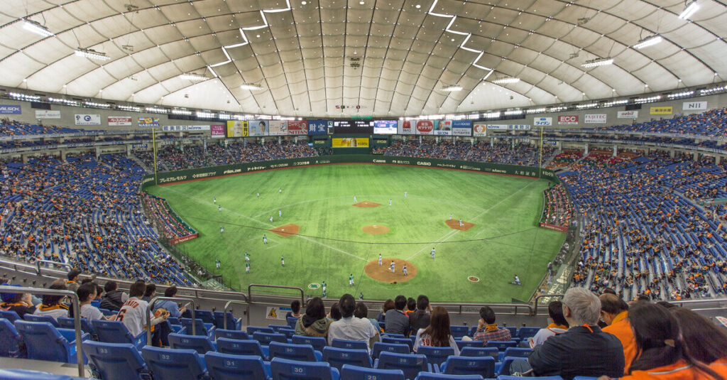 Panorámica del interior del Tokyo Dome durante un partido de béisbol