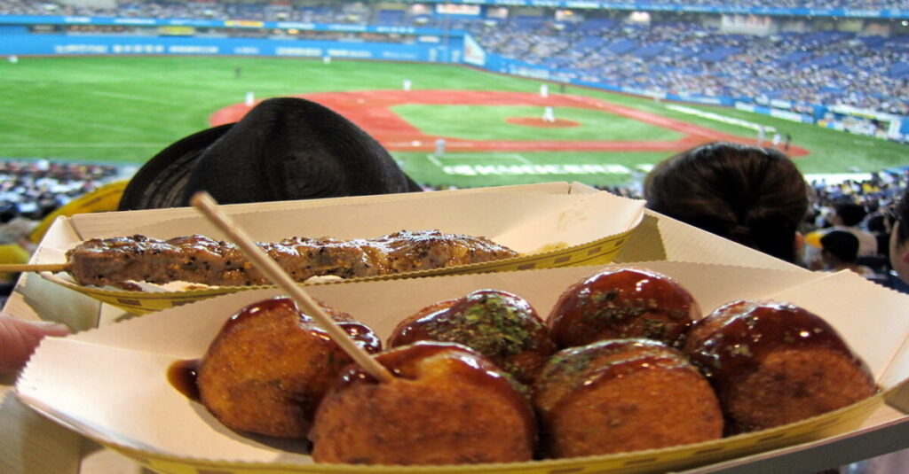 Comida que venden durante un partido de béisbol en Japón