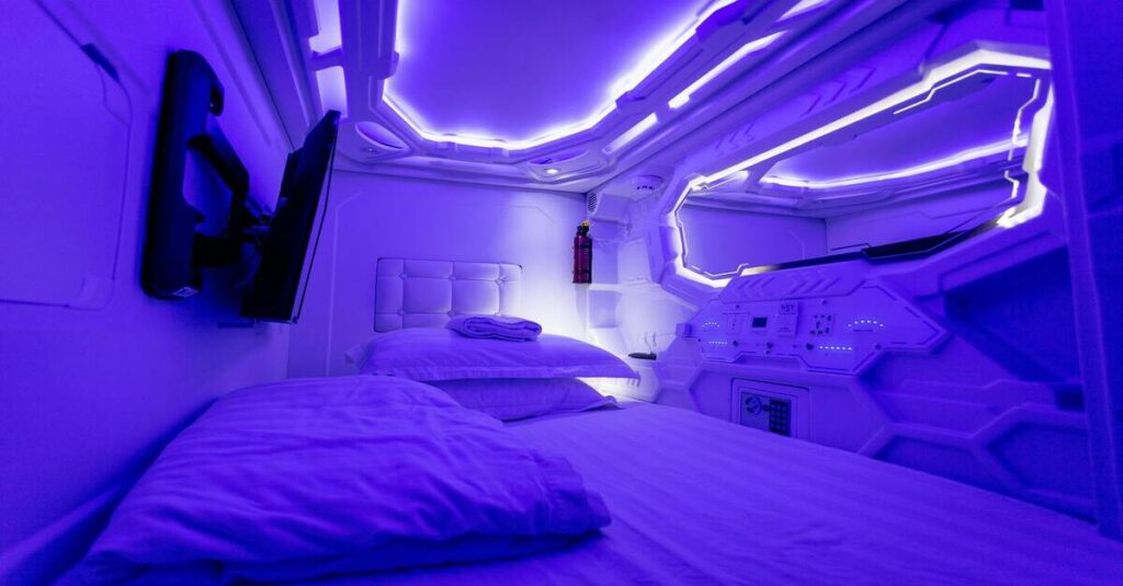 Los hoteles cápsula, el alojamiento imperdible de Japón 4 Interior del compartimento de un hotel cápsula