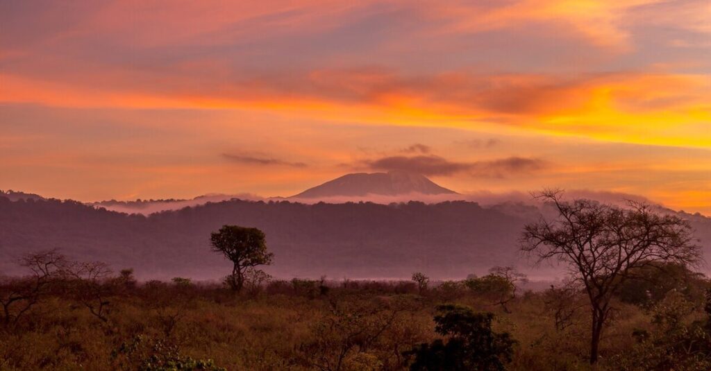 Un atardecer en Arusha con el Monte Meru en el horizonte