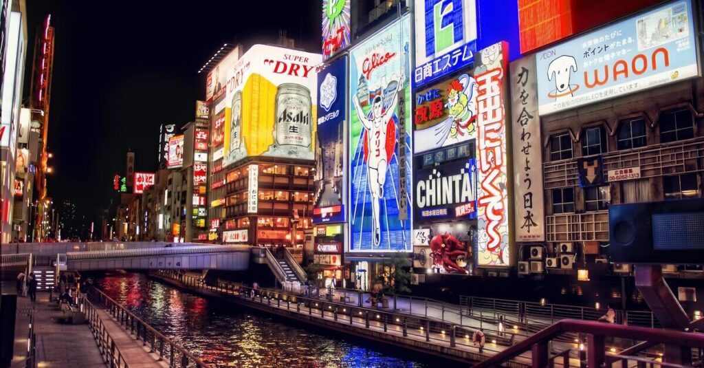 Japón nocturno, la vida después del atardecer 5 Ambiente nocturno en Dotonbori, una de las principales avenidas de Osaka