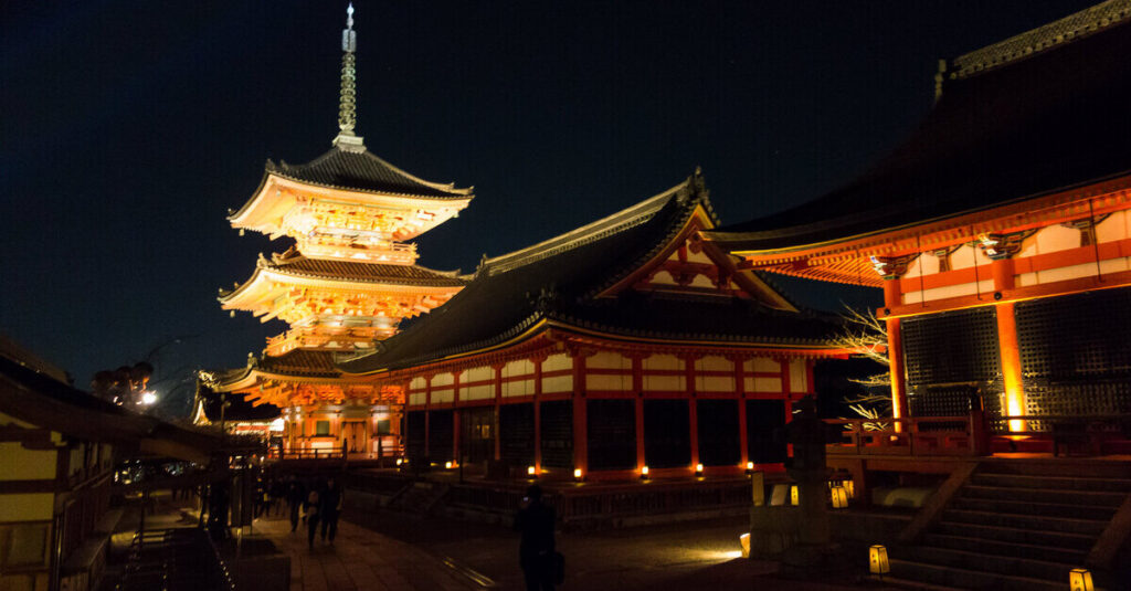 Japón nocturno, la vida después del atardecer 7 Conjunto monumental de Kiyomizu-dera, iluminado por la noche