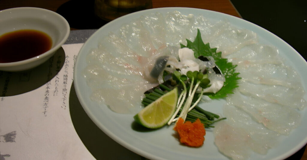 Plato de fugu servido en láminas de sashimi