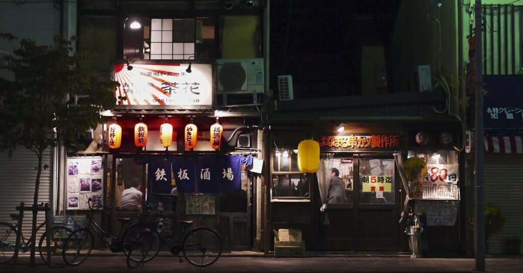 Japón nocturno, la vida después del atardecer 2 Exterior de una izakaya en Japón