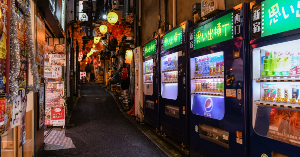 Japón nocturno, la vida después del atardecer 6 Máquinas expendedoras iluminadas en un callejón de Japón