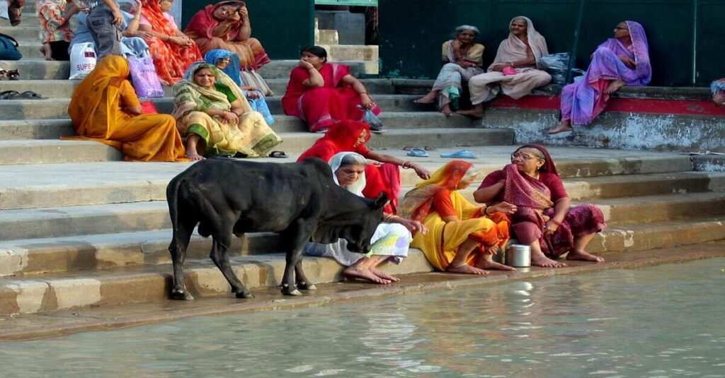 El alma del Ganges 4 Mujeres en un ghat junto al Ganges
