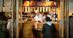Una izakaya, icono del Japón nocturno