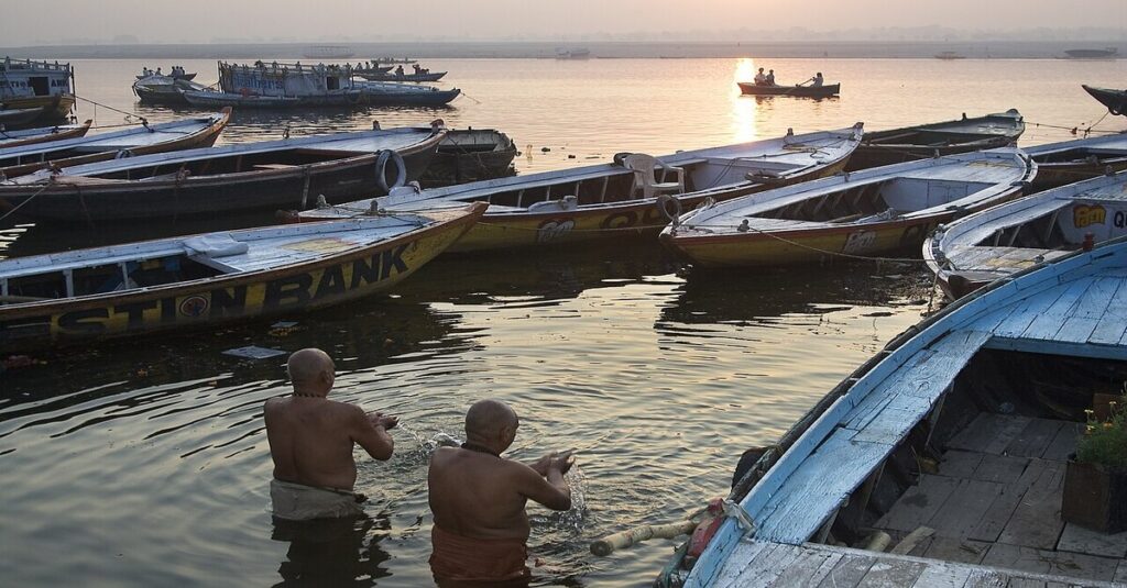 El alma del Ganges 7 Gente rezando y bañándose en el Ganges