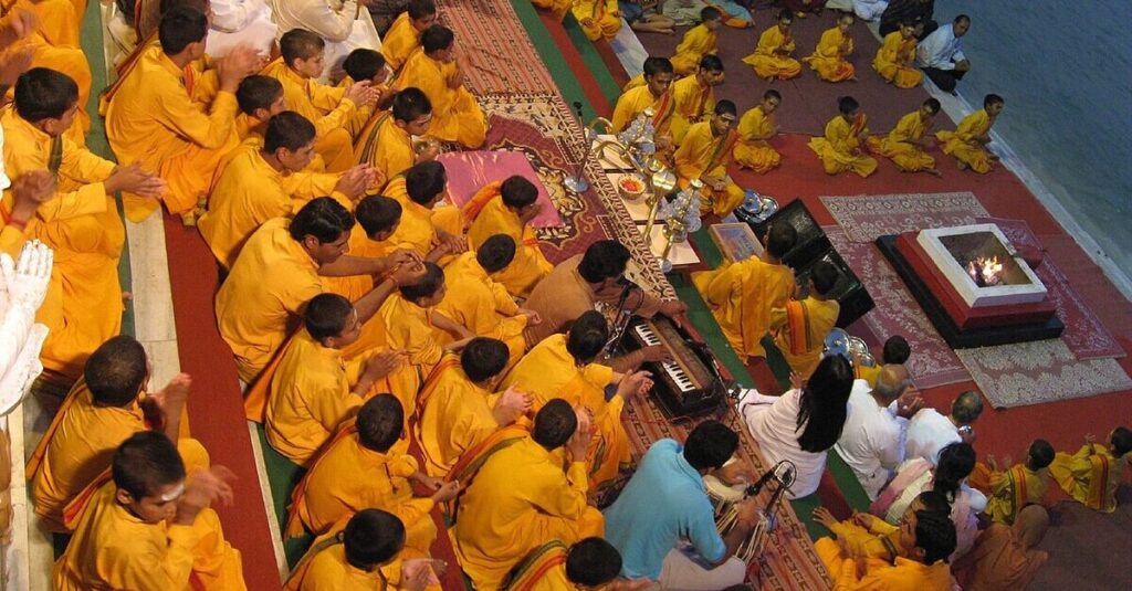 El alma del Ganges 8 Ceremonia religiosa en un ghat junto al Ganges