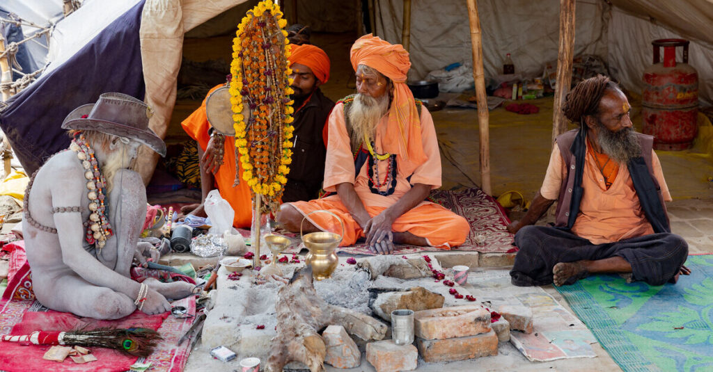 Los sadhus, los monjes nómadas de la India 3 Un grupo de monjes sadhus