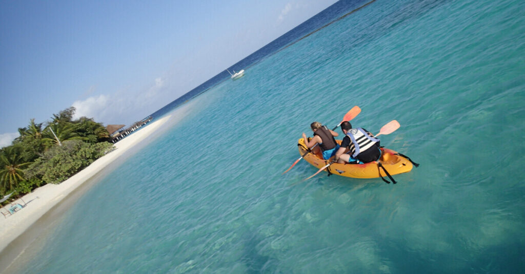Haciendo kayak en Maldivas