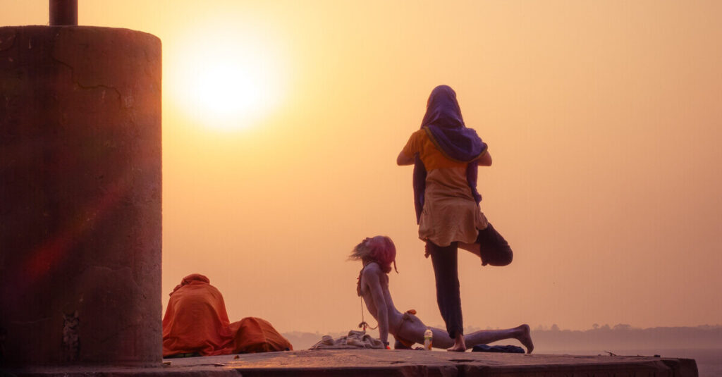 La India, cuna del yoga; donde conectar con tu interior 1 Gente practicando yoga al amanecer en Varanasi (India)