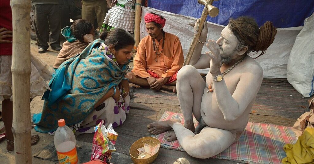 Los sadhus, los monjes nómadas de la India 8 Sadhu ofreciendo una bendición