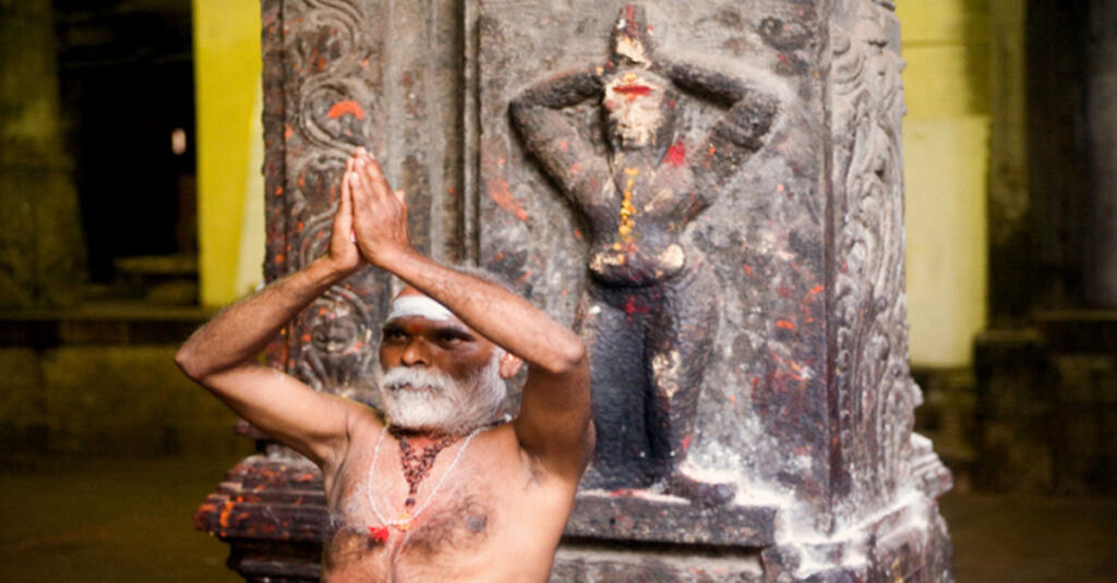 Los sadhus, los monjes nómadas de la India 2 Un sadhu meditando