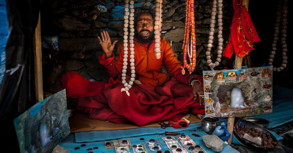 Los sadhus, los monjes nómadas de la India 4 Un sadhu con varias de sus pertenencias